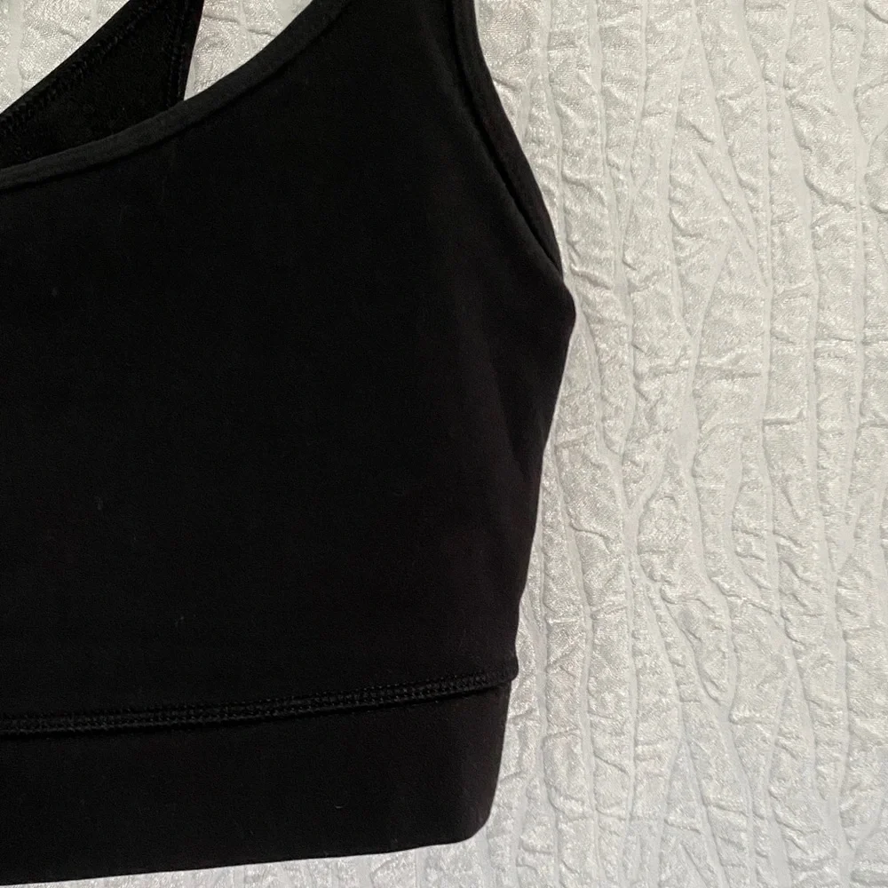 Vuori Black Mind Set Strappy Sports Bra - Picture 5 of 9